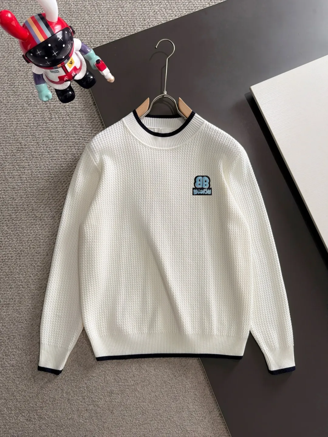 Next day shipping P195 Balenciaga high quality 2026 autumn and winter official website latest sweater, on sale at the same time at the counter Hot Sale! Specially made of wool blended fabric. It feels comfortable and can be directly in contact with the skin. The logo badge is exquisitely embroidered, which is extremely eye-catching! The details highlight the fashionable charm of big brands. Exquisite workmanship. Three-dimensional cutting style. The wearing effect is invincible and handsome! All three standards are complete! Sizes:M-3XL